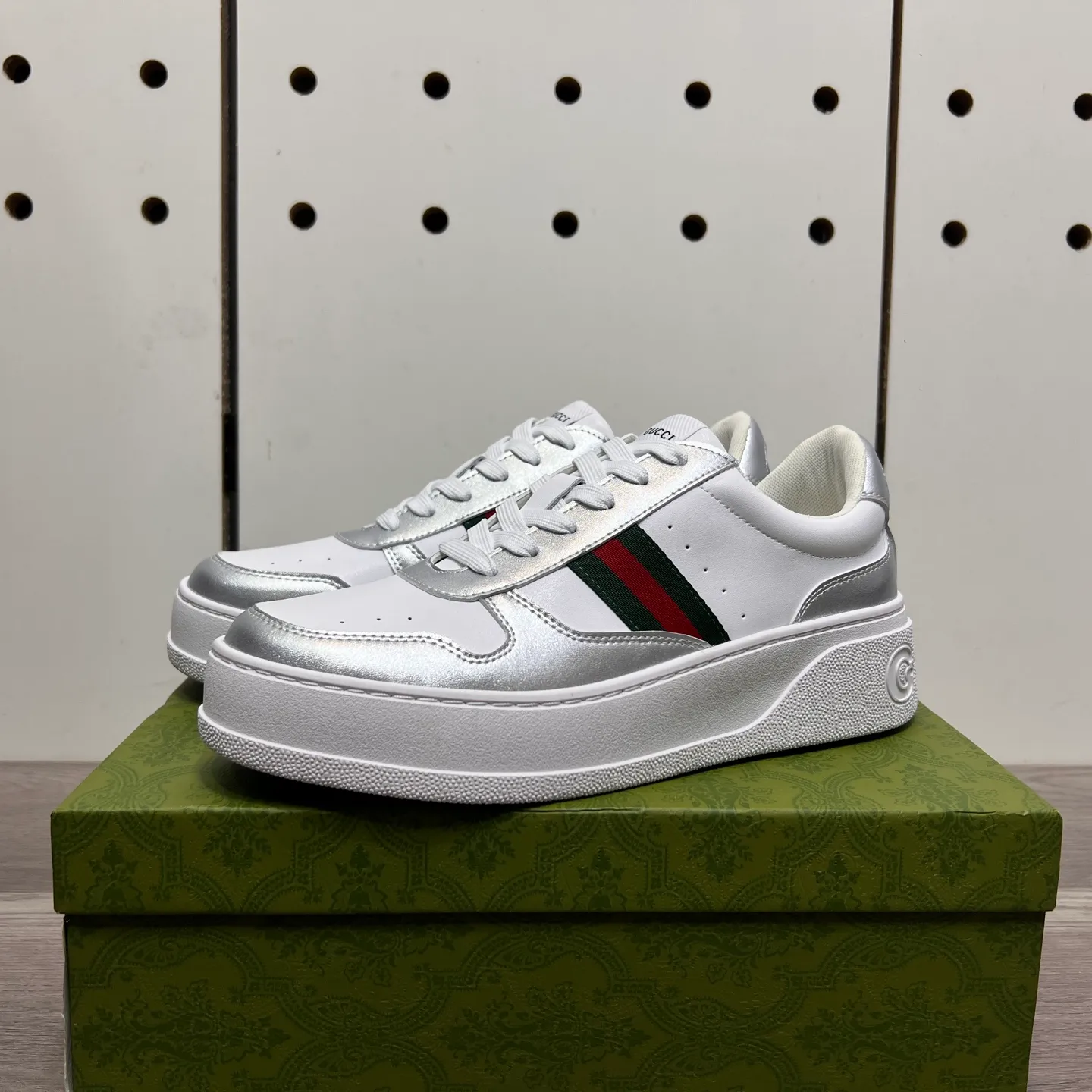 Factory price: 400💰Gucci original quality.~ Unique modern style sneakers. 🏃A must-have casual shoe for trendy men😍😍 Imported cowhide, sheepskin foot pads (refuse to discolor and grind feet) soles: Original soles specially provided by the original factory, French lazy style design ⚠️Fit to the feet, original quality, super comfortable original soles. Just like shooting the real thing 🎬The real thing is better, high-quality sneakers, size: 38-44 (45 and 46 can be customized)